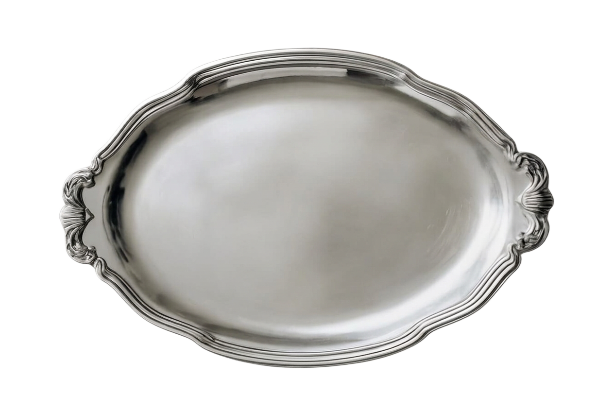 Travessa de prata com bordas delicadamente trabalhadas